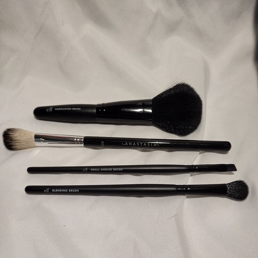 4 Assorted Makeup Brushes